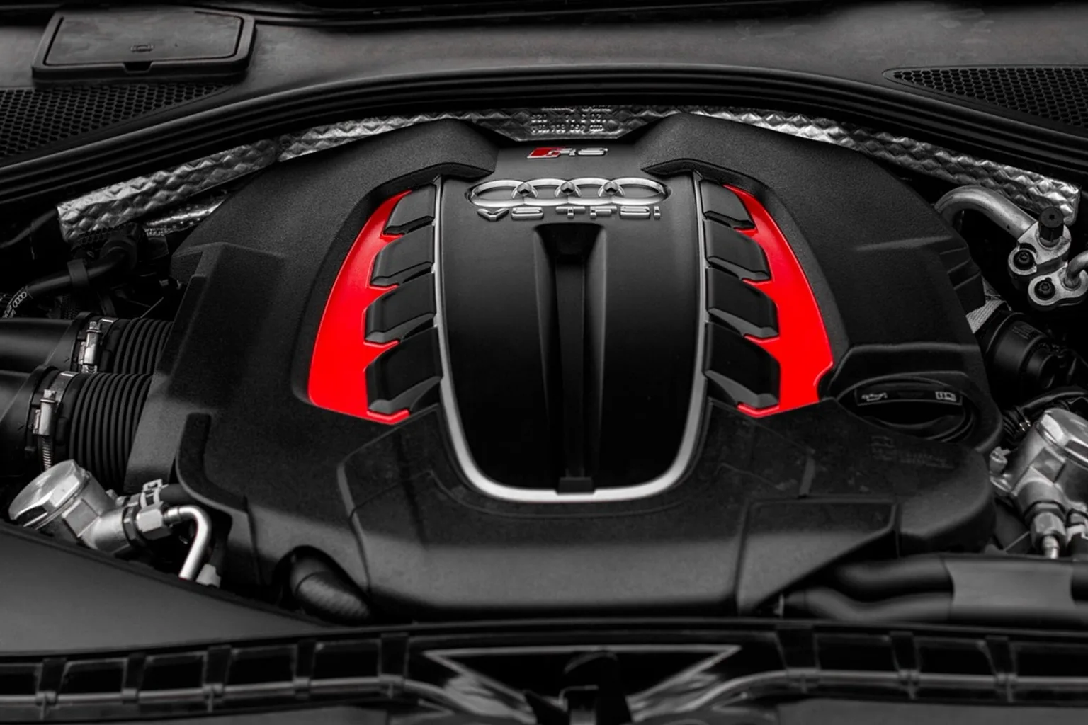 Komora silnika Audi z osłoną V6