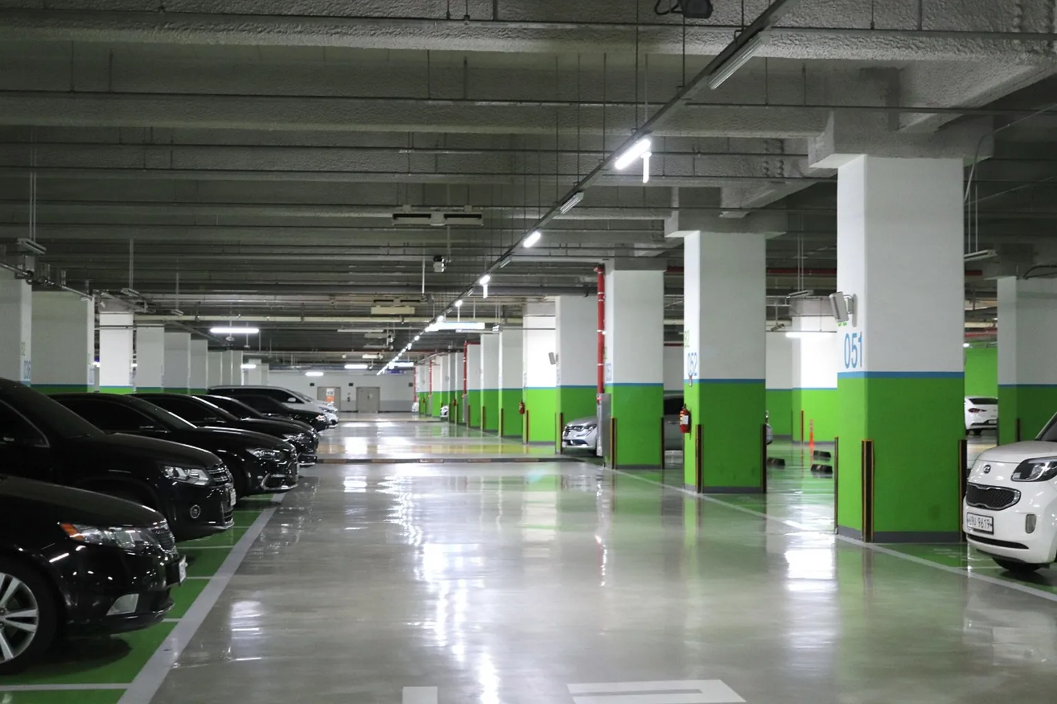 Turbosprężarka samochodowa na białym tle