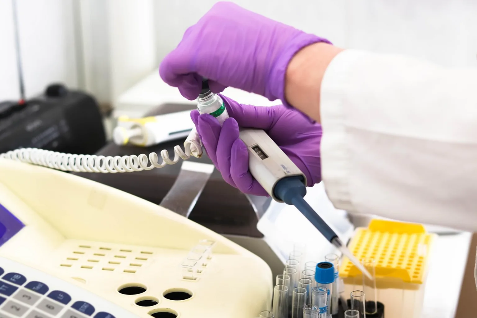 Pipetowanie próbki przy analizatorze laboratoryjnym