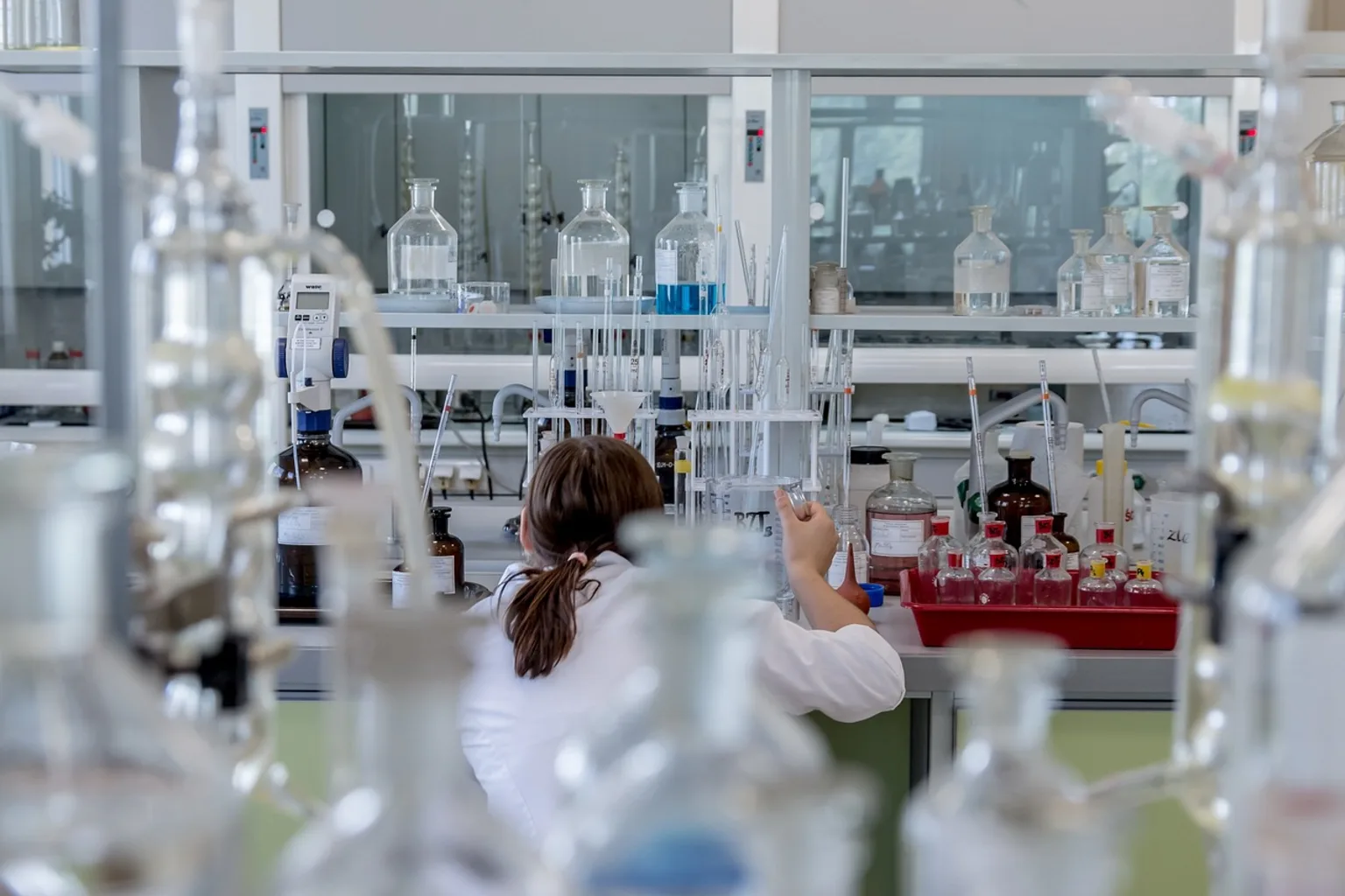 Laboratorium analityczne, technik przy stanowisku