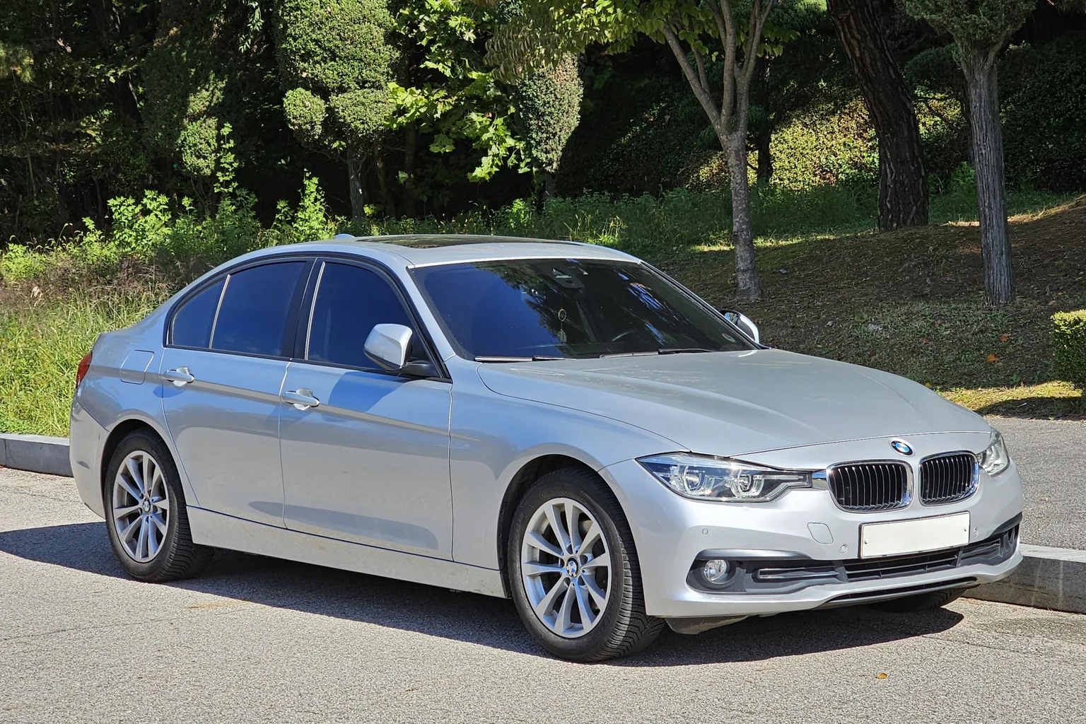 Srebrne BMW F30 po liftingu od przodu