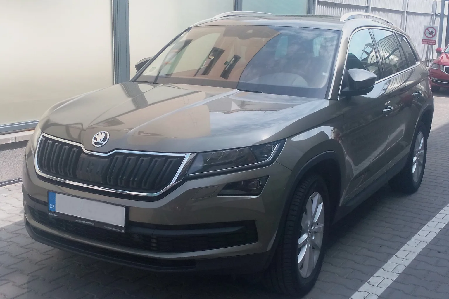 Brązowa Skoda Kodiaq od przodu