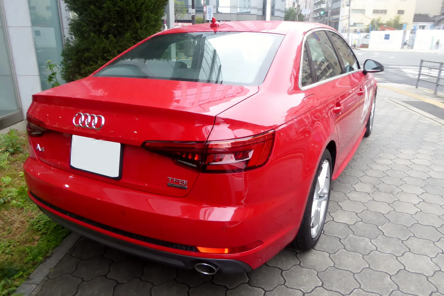 Czerwone Audi A4 B9 S line od tyłu