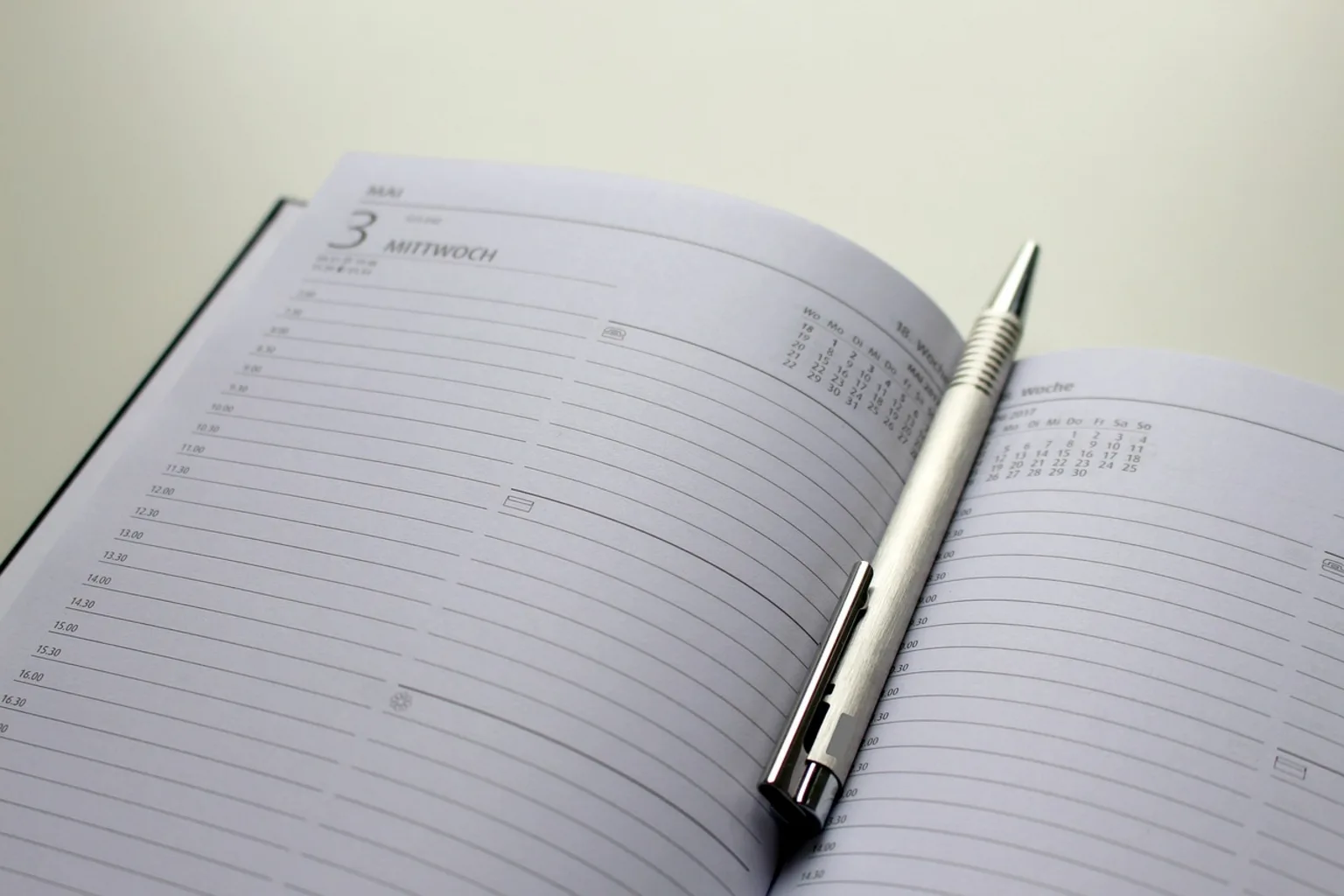 Otwarty notes z długopisem