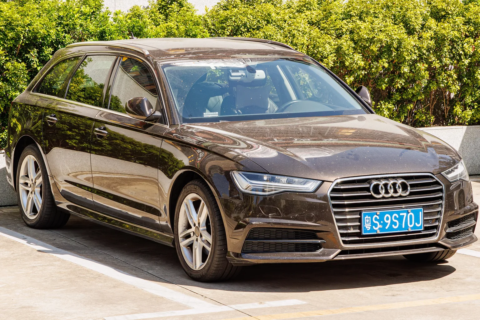 Brązowe Audi A6 C7 Avant po liftingu od przodu